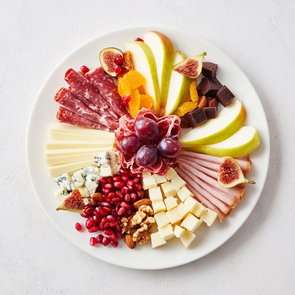Festive Éclat dÉtoiles Planche de Noël: a dazzling starburst charcuterie board with cheeses, meats, and fruit.