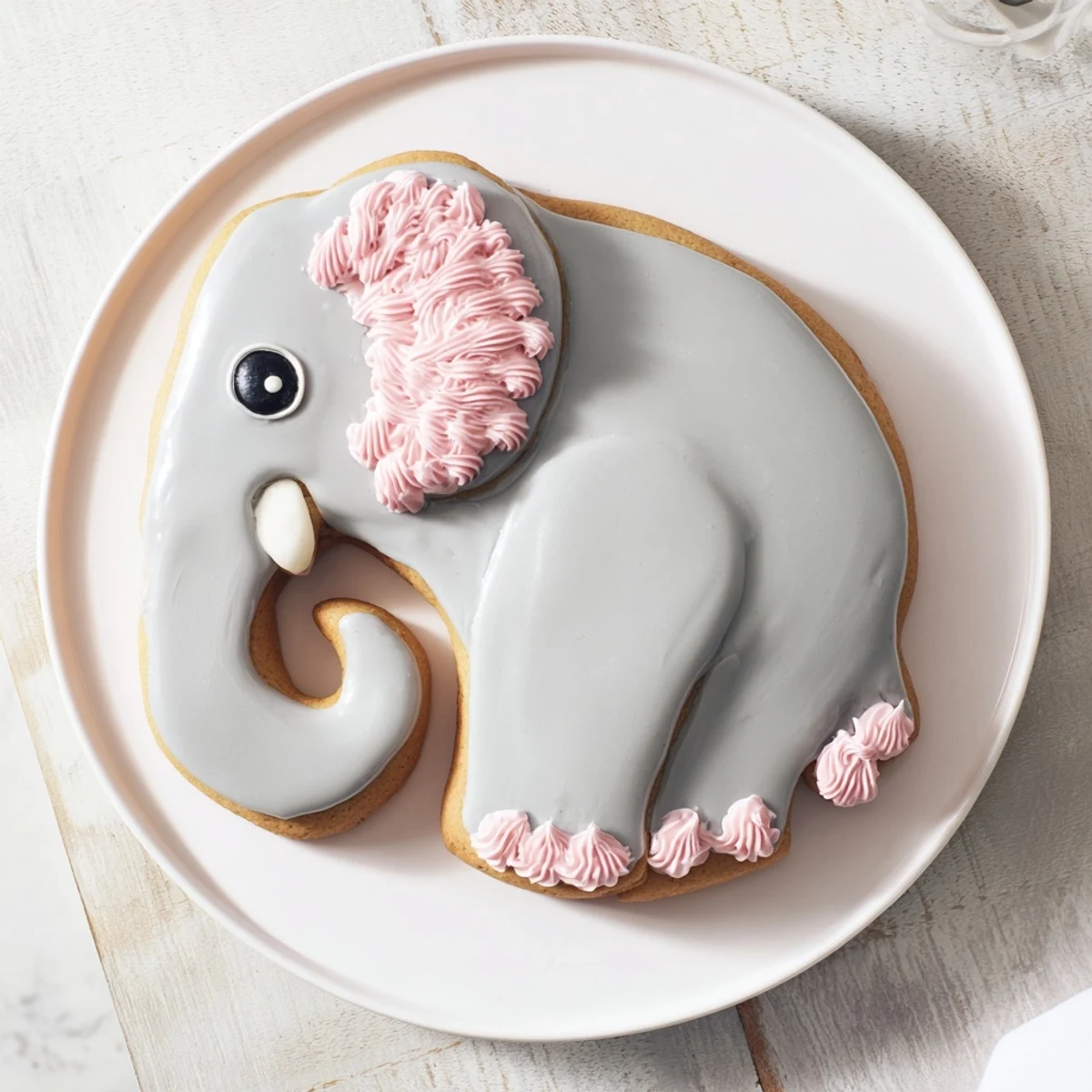 Freshly baked Biscuits Amical Éléphant Géant, large sugar cookies frosted and decorated, perfect treats.