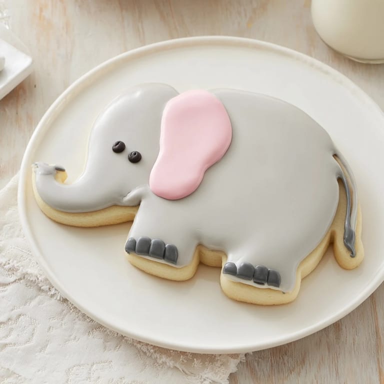 Decorated Biscuits Amical Éléphant Géant, delightful elephant-shaped cookies ready to be shared and enjoyed.